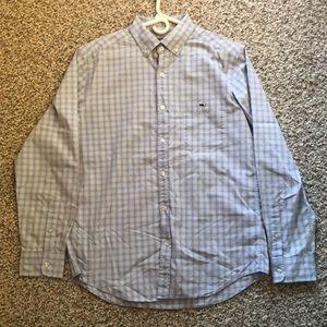 Vineyard vine collard shirt with checkered patterns on it.